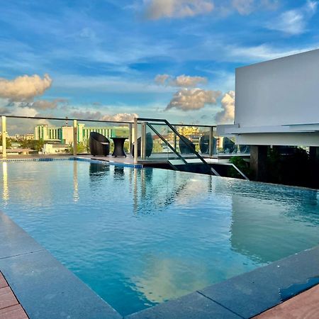 Q-White Crescent Hotel Kochi Exterior photo