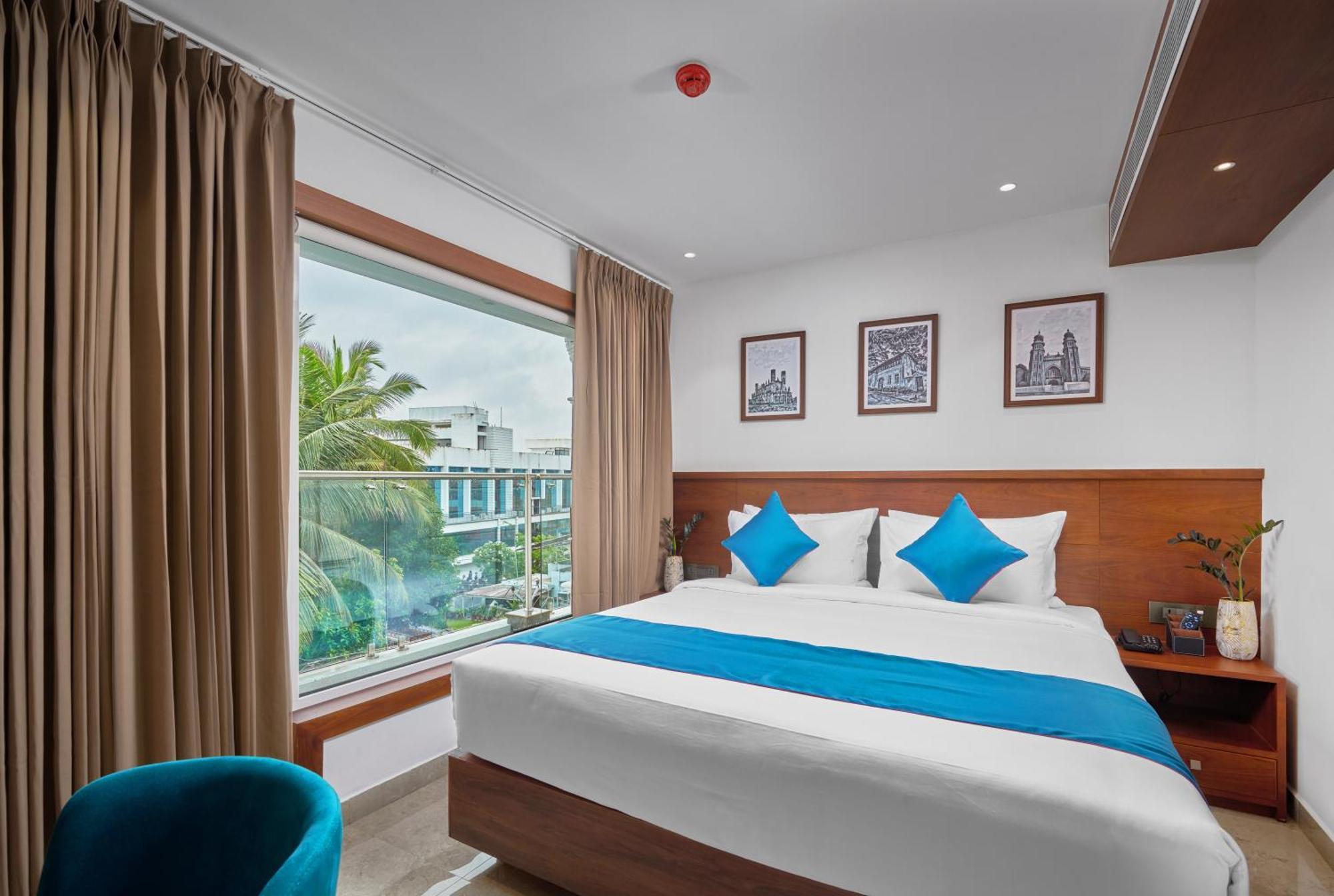 Q-White Crescent Hotel Kochi Exterior photo