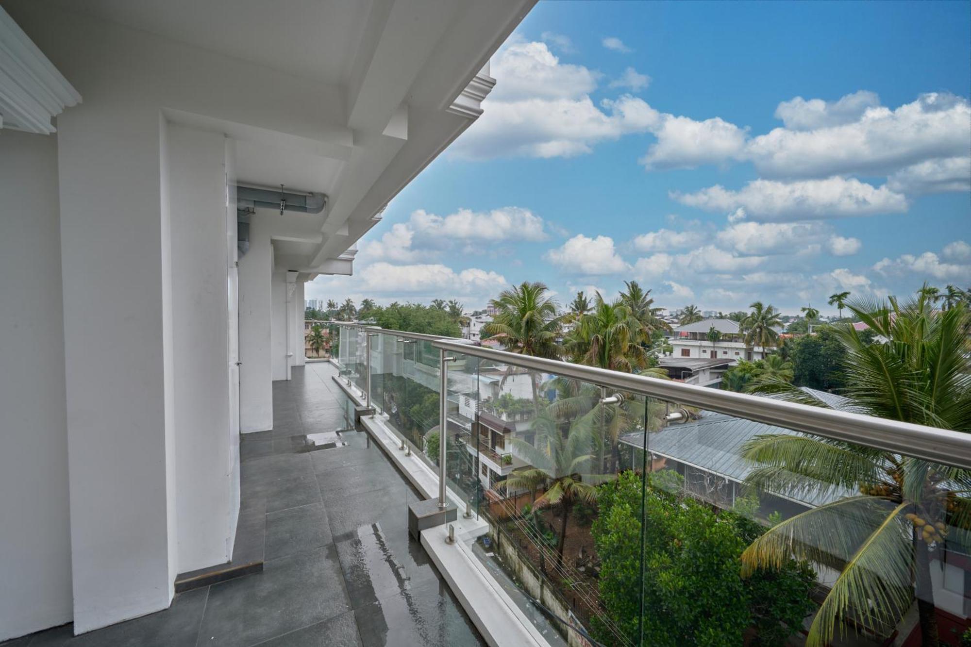 Q-White Crescent Hotel Kochi Exterior photo