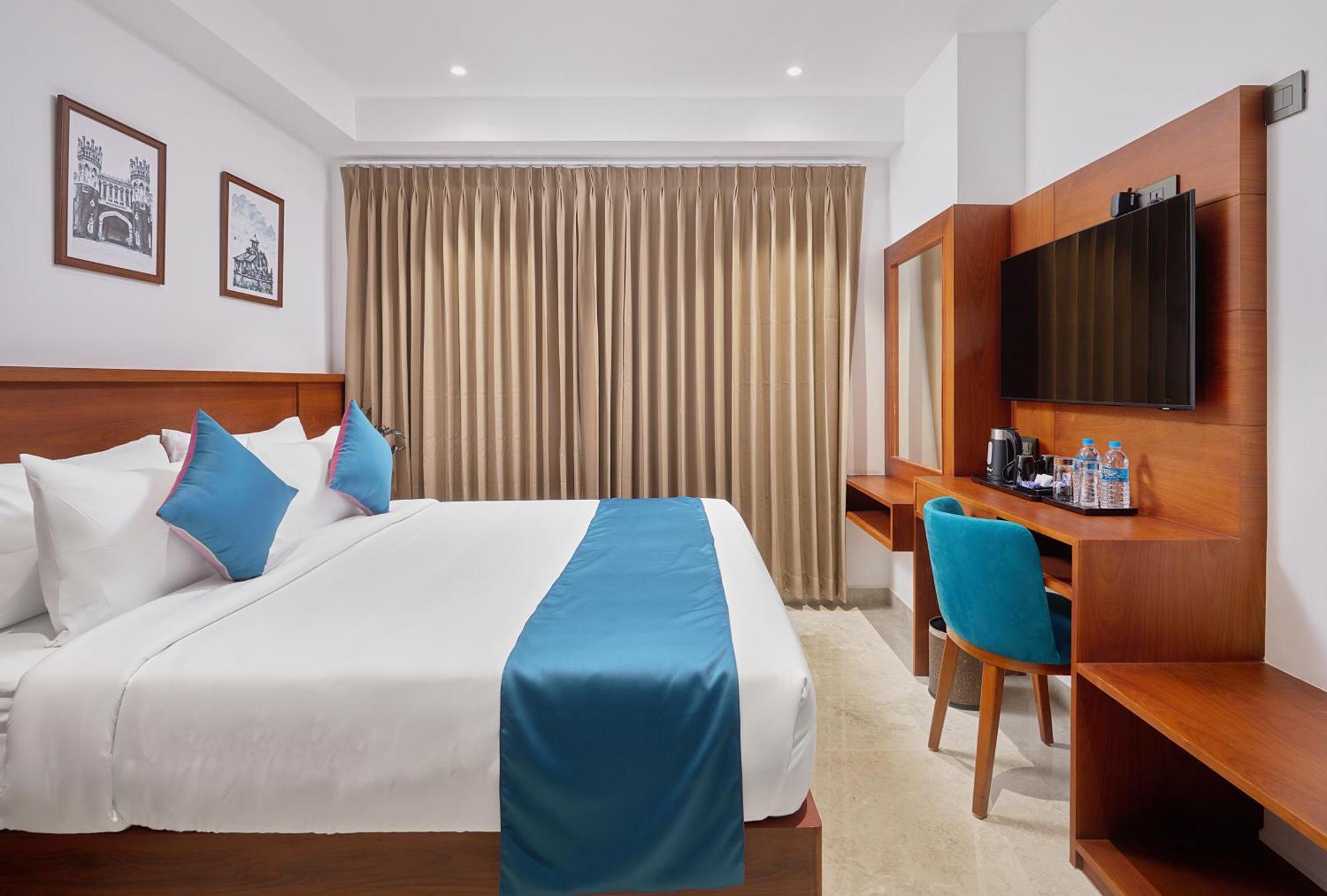 Q-White Crescent Hotel Kochi Exterior photo