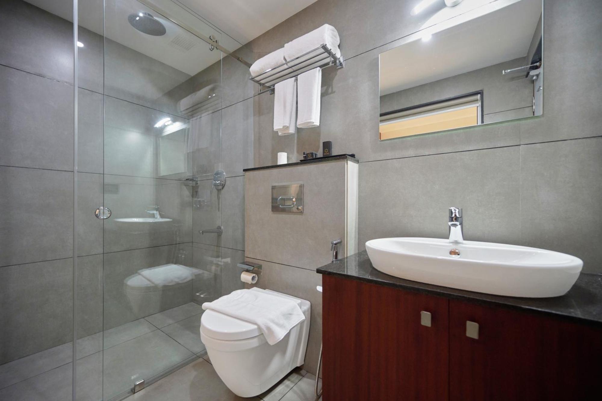 Q-White Crescent Hotel Kochi Exterior photo