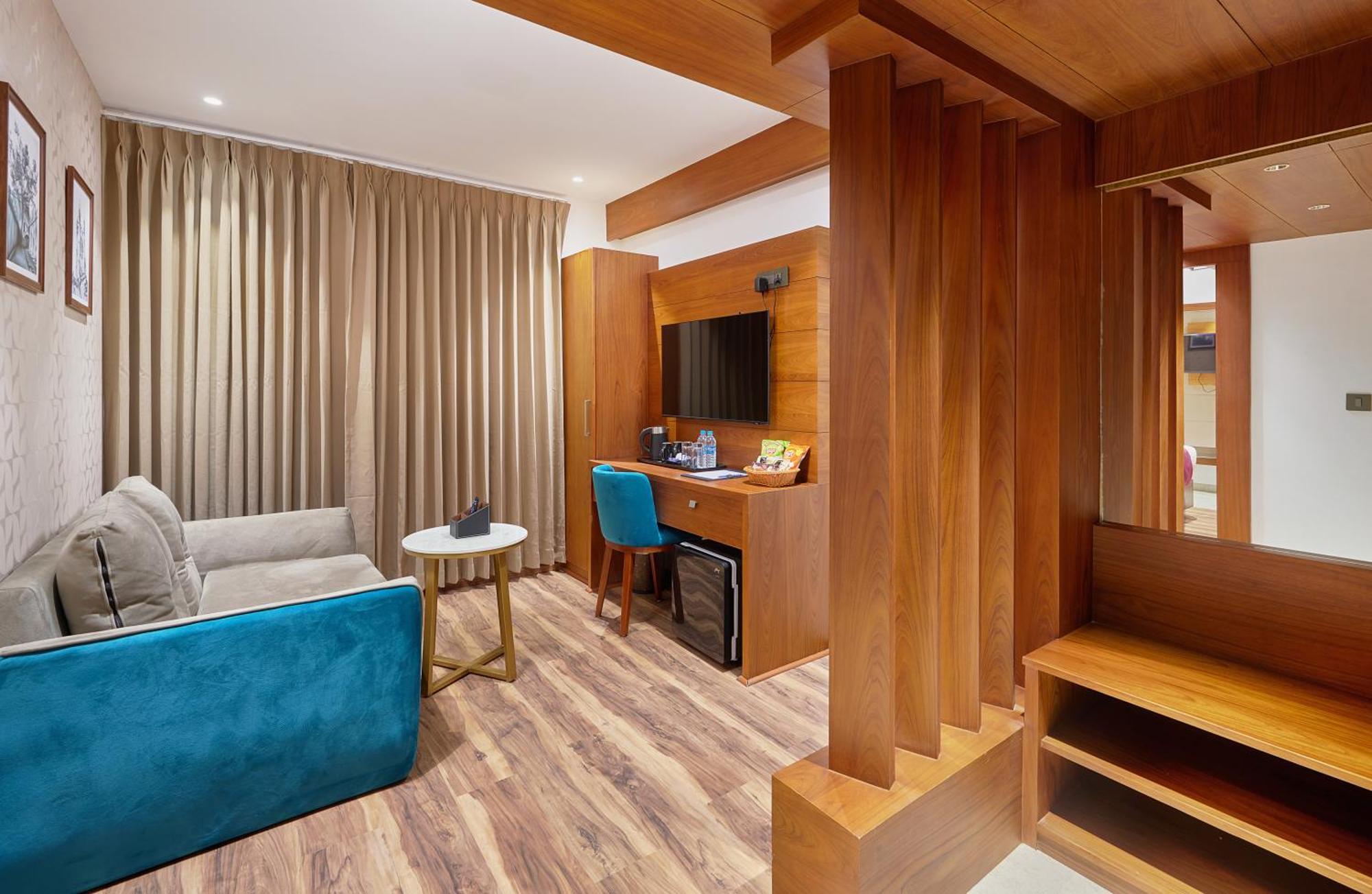 Q-White Crescent Hotel Kochi Exterior photo