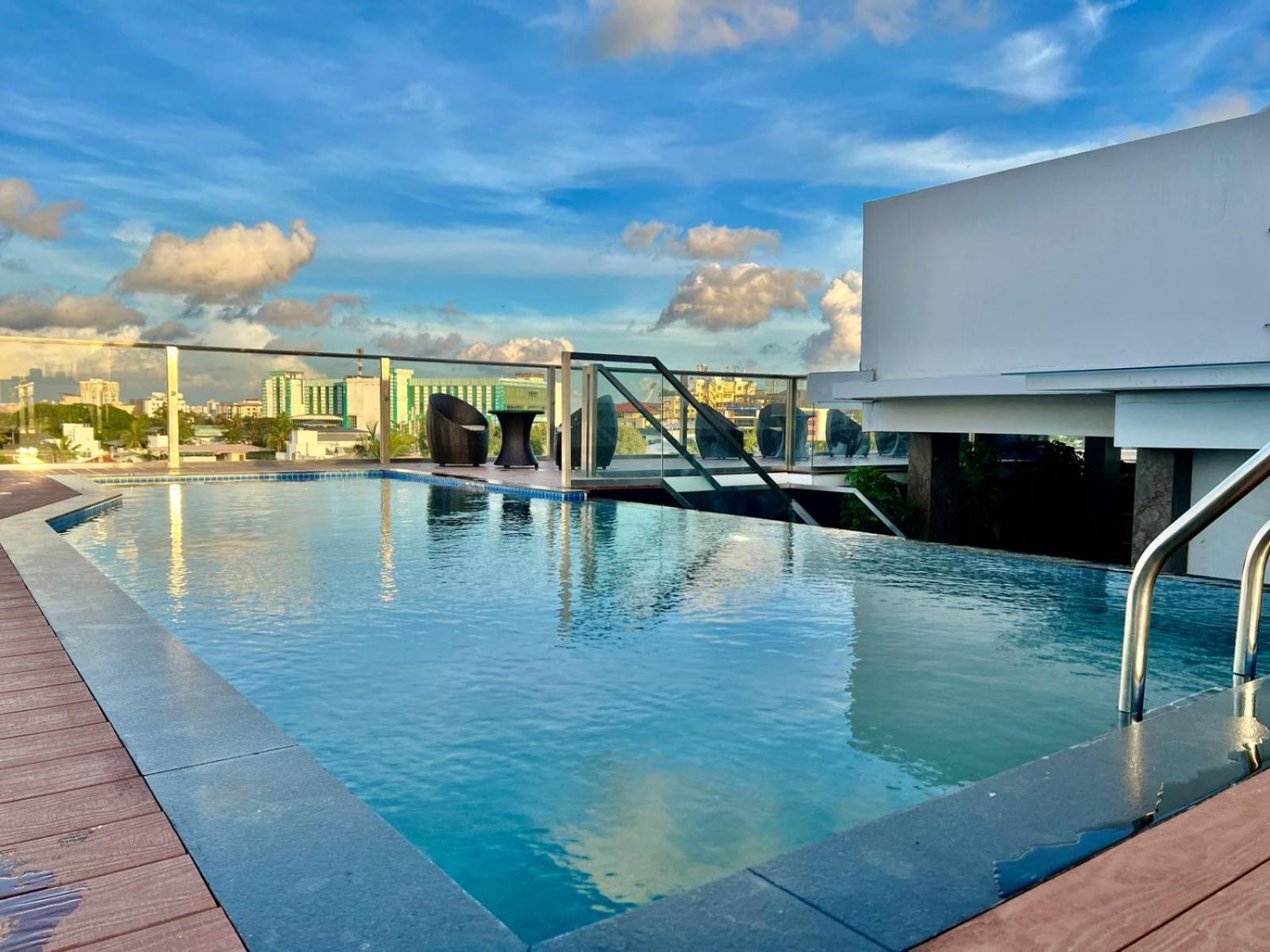 Q-White Crescent Hotel Kochi Exterior photo
