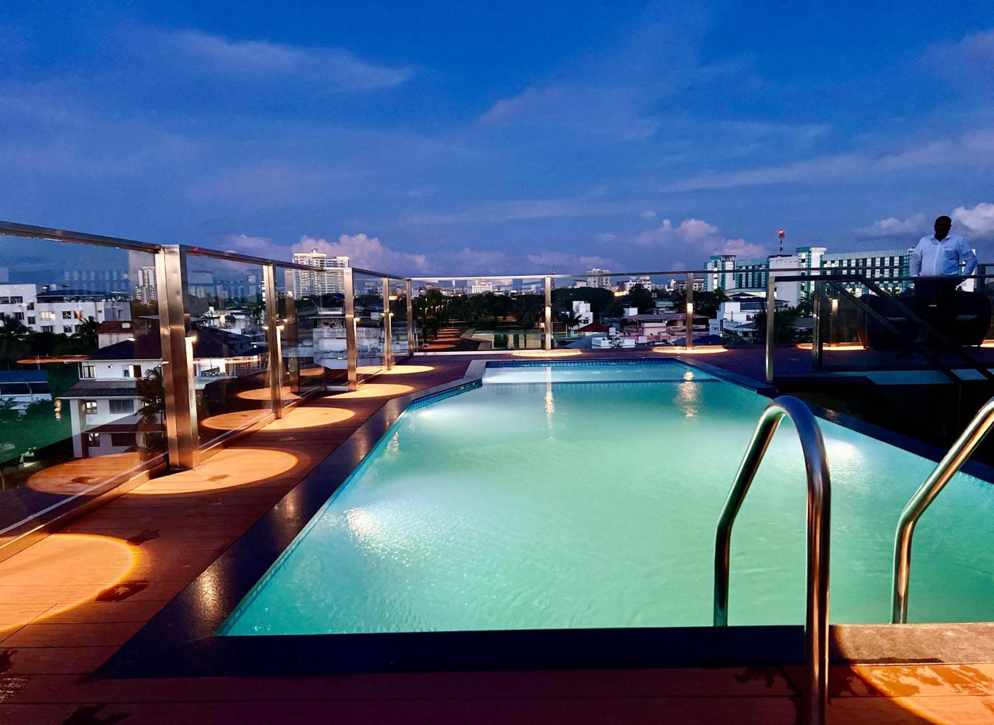 Q-White Crescent Hotel Kochi Exterior photo